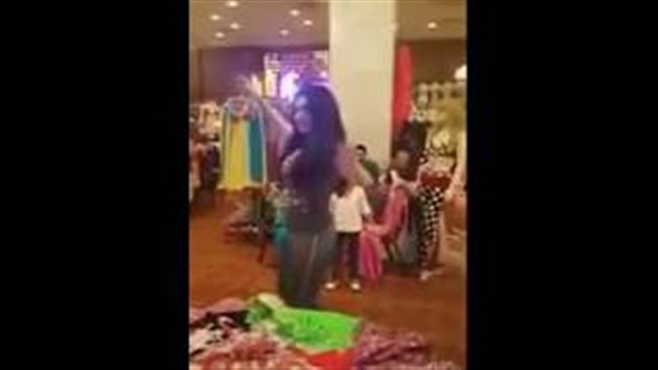 بالفيديو..سقوط محرج للراقصة دينا أثناء محاولتها الرقص على «الأسكوتر»