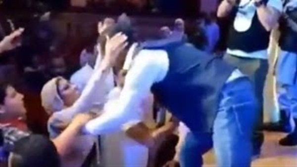 بالفيديو.. فتاة تقبل محمد رمضان من فمه وسط الحمهور