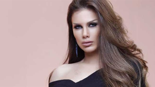 بالصور.. نيكول سابا تتعرض لموقف محرج بـ«وهران»
