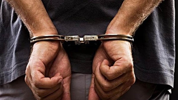 ضبط عاطل لتعديه على نجلة شقيقه وشقيقها لوجودهما في وضع مخل 