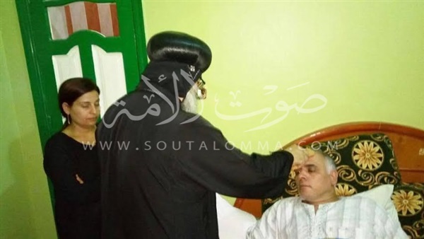 بالصور.. أسقف مطرانية المنيا يزور أسر ضحايا أحداث فتنة «طهنا الجبل»