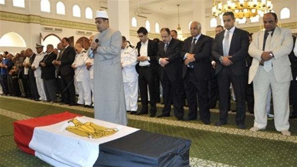 بالفيديو.. زحام شديد وتواجد أمني مكثف بعزاء حكمدار القاهرة