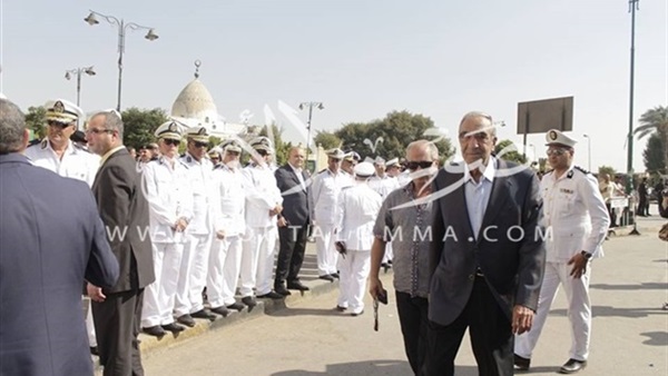 بالصور.. مراسم دفن «حكمدار القاهرة» بمسجد السيدة نفيسة.. تكثيف أمني قبل وصول الجثمان.. قيادات الداخلية تشارك في تشيع الجنازة.. ومصدر أمني: العزاء غدًا بمسجد عمر مكرم