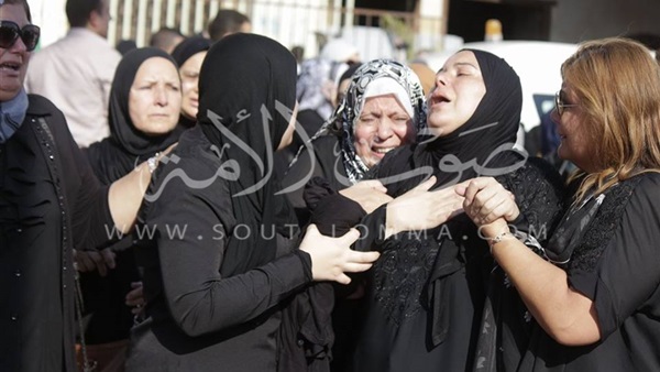 بالصور.. إنهيار زوجة وأبناء حكمدار القاهرة أثناء تشييع الجنازة 