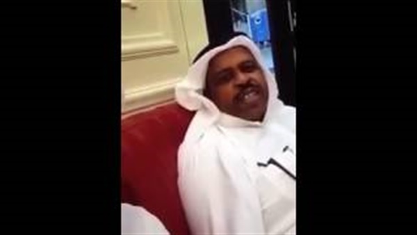  بالفيديو.. قطري يثير الجدل بتدخين سيجارة من الذهب عيار 24