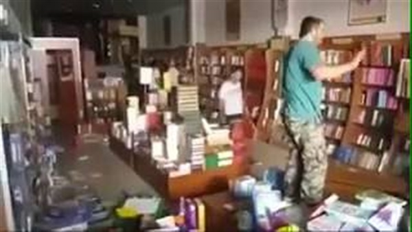 بالفيديو.. أنصار «أردوغان» يدهسون الكتب الإسلامية بأقدامهم