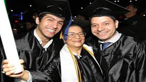 جدة أمريكية تتخرج من الجامعة مع اثنين من أحفادها