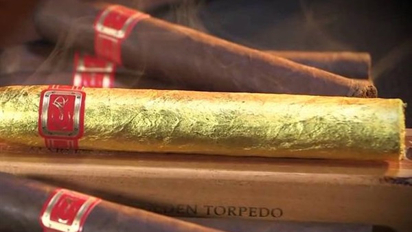 بالفيديو.. رجل يدخن «سيجار» من الذهب الخالص عيار 24