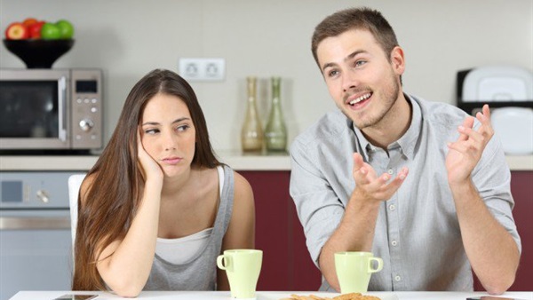 خطوات تساعدك على التعامل مع زوجك الثرثار