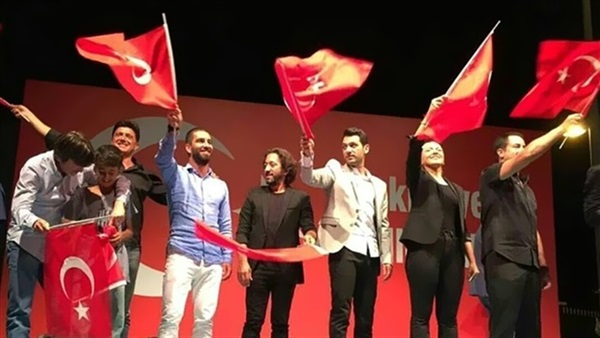 بالصور..نجوم تركيا يساندون جمهورهم فى اعتصامهم