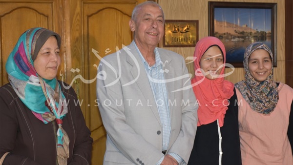 بالفيديو والصور...محافظ أسوان يكرم الأولى مكرر بالثانوية العامة 
