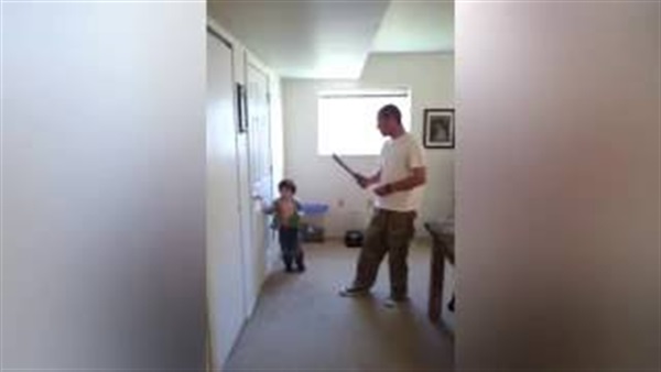 بالفيديو..اب يزعر طفله بعد مزحه معه 