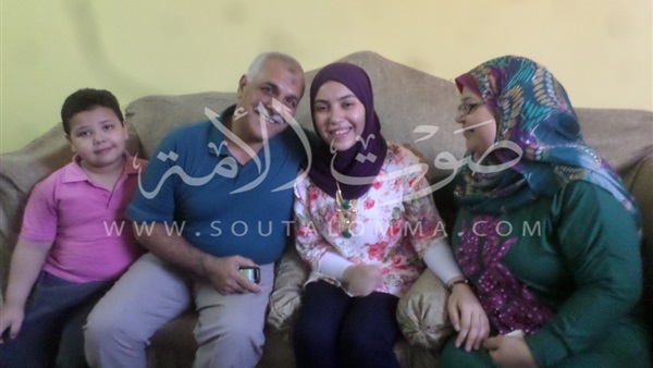 بالفيديو والصور.. الأول علمي مكرر بالمنيا: «أتصدمت بالنتيجة»