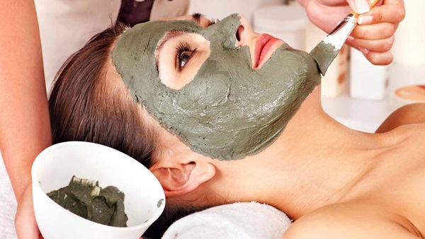 أقنعة الطين الأخضر لعلاج البشرة الدهنية قبل العيد