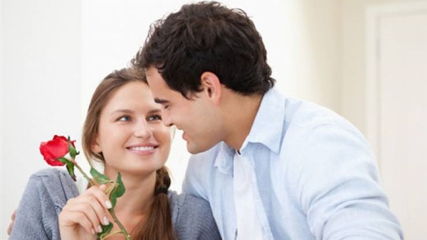 أكاذيب ترغب كل امرأة بسماعها من الرجل
