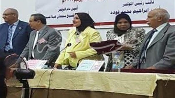 بالصور.. تكريم عميدة كلية التربية بجامعة الفيوم