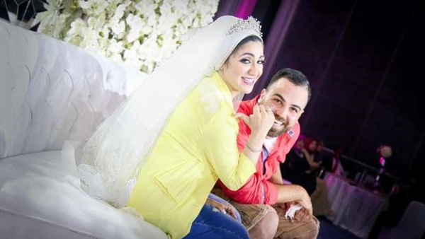 بالصور.. عروسان يحضران فرحهما بـ«الجينز والكوتشى»