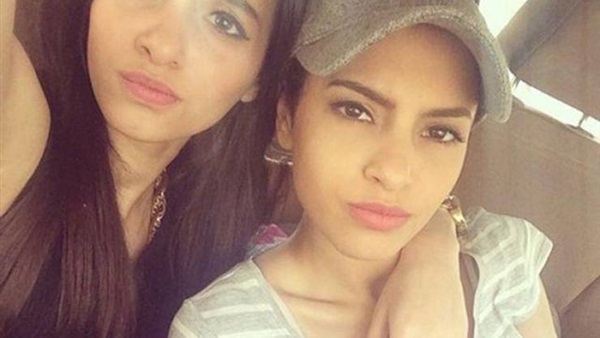 بالصورة.. كارمن سليمان وشقيقتها تداعب جمهورها 