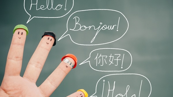 التحدث بلغتين من شأنه أن يؤخر الاختلال العقلى