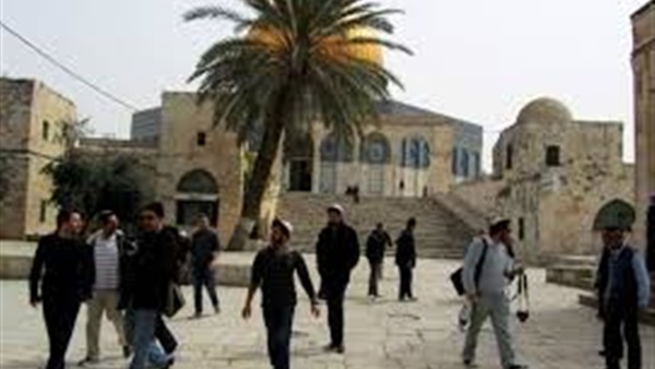مستوطنون يقتحمون الأقصى وسط حراسة شرطة الاحتلال الإسرائيلي