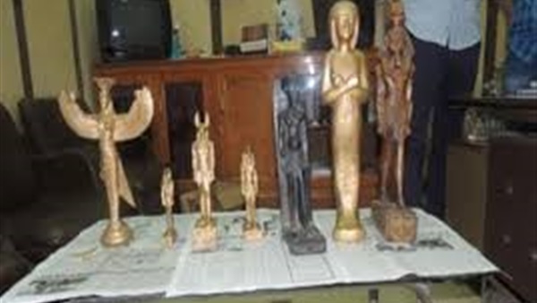 ‏‫ضبط 3 قطع يُشتبه في أثريتهم بحوزة عاطل في أبو النمرس