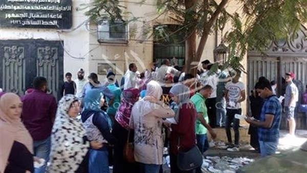 بالصور.. توافد طلاب الثانوية على مكتب التظلمات بالتربية والتعليم