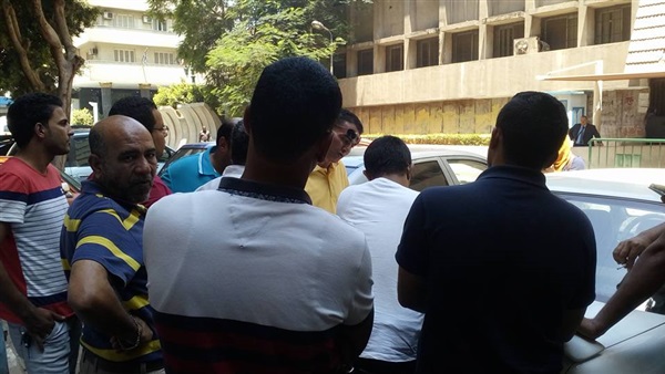 بالصور.. سائقو موقف الإسكندرية يتظاهرون أمام مجلس الوزراء