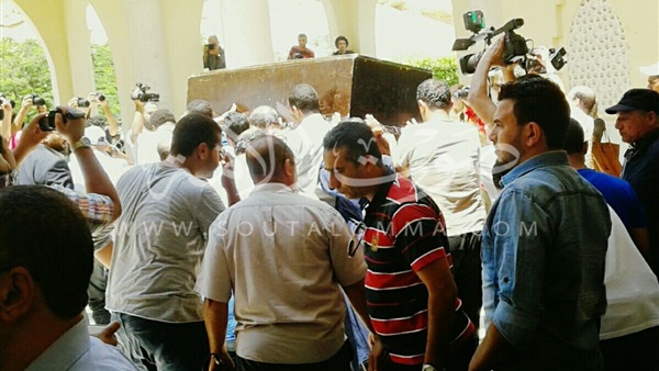 بالصور.. حزن شديد بين الفنانين في جنازة الراحل محمد خان 