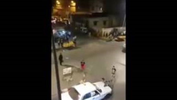بالفيديو.. شاب يحمل «سيفًا» ويعتدي على المارة 
