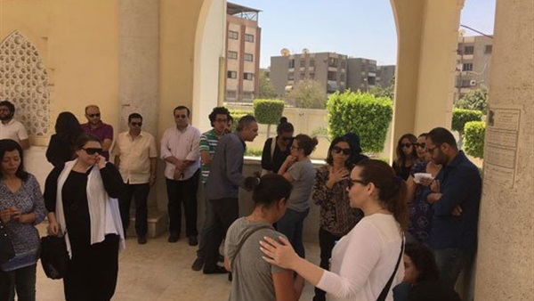 بالفيديو.. لحظة وصول جثمان محمد خان لمسجد الكويتي