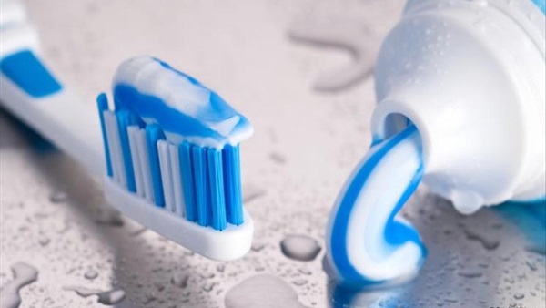 معجون الأسنان والصمغ أدوات في المنزل تستخدم لاصلاح السيارات