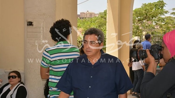 بالصور..الإعلامى محمود سعد فى جنازة الراحل محمد خان