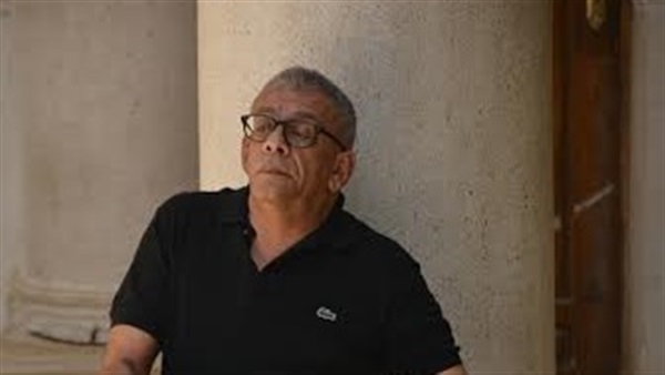 بالصور.. المخرج داوود عبد السيد فى جنازة الراحل محمد خان