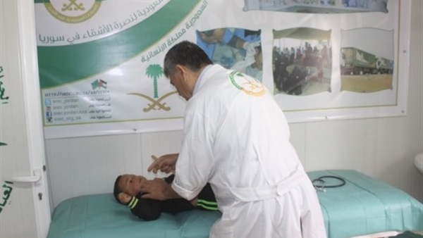العيادات التخصصية السعودية تقدم اللقاحات لـ185 طفلاً سورياً في مخيم الزعتري