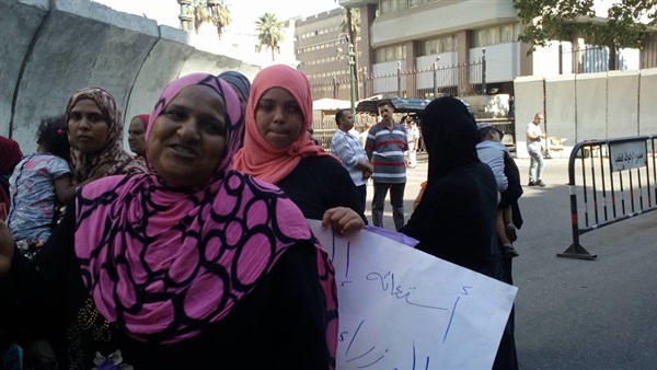 بالصور.. نساء «تل العقارب» يحتجون أمام «الوزراء»