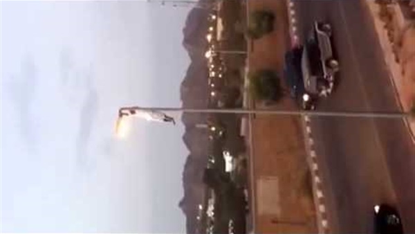 بالفيديو..لحظة شعق شاب حاول تسلق عمود الكهرباء 