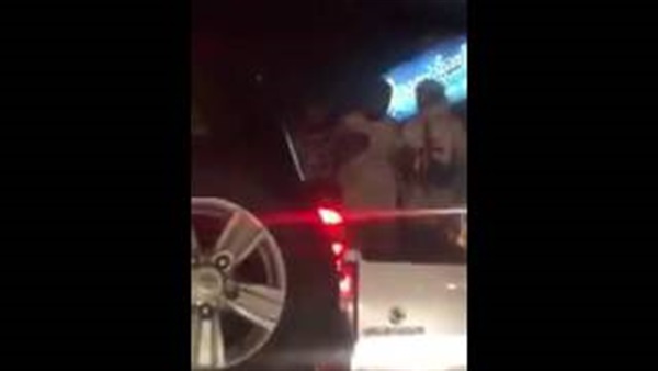 بالفيديو..سعوديون يرفضون السماح لعربة اسعاف لمواصلة رقصهم فى الشارع 