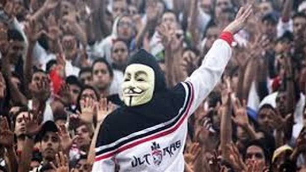 بالصور..«وايت نايتس» يتحدى رئيس النادي ويحضر مباراة صن داونز