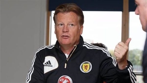 مدرب الإسماعيلي السابق يفاجئ بعثة الأهلي بزيارتها 