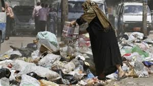 شاب يشتري القمامة من المواطنين للحفاظ على المظهر الحضاري