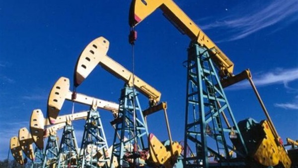 النفط يهبط عقب زيادة مفاجئة في المخزونات الأميركية