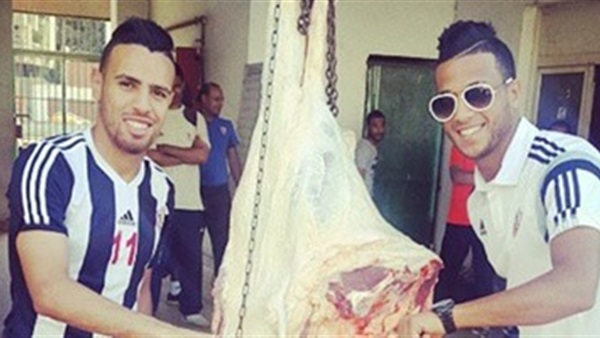 لاعبو الزمالك يذبحون عجل بعد ثنائية الإنتاج