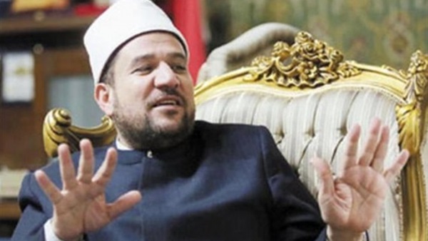 «الخطبة المكتوبة» في عيون الأئمة والخطباء.. «عبد القادر»: تقلل من شأن الإمام وتلغي دوره.. و«عبدالحليم»: تحمل الكثير من المميزات لكن بشروط.. و«القائد»ساخرًا: «نلغي مهنة الخطيب ونقرأها على «النت»أحسن»