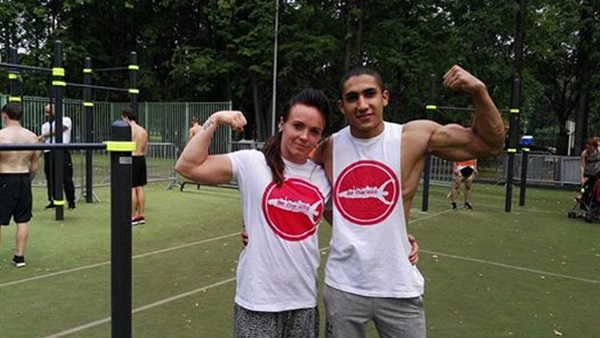 بالصور.. شاب مصري يبهر فتيات موسكو