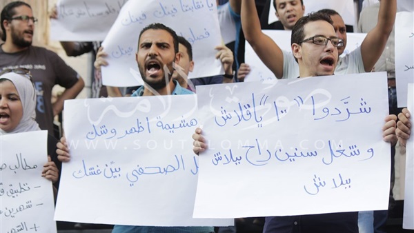 بالصور.. «البلشى» يشارك فى وقفة دوت مصر أمام «الصحفيين» 
