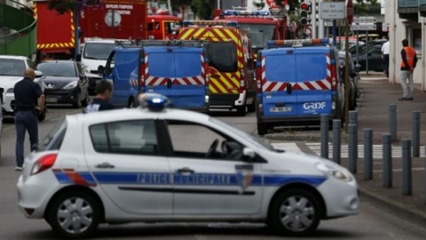 جدل في فرنسا حول وسائل مراقبة العناصر المتشددة بعد الهجوم على كنيسة بشمال البلاد