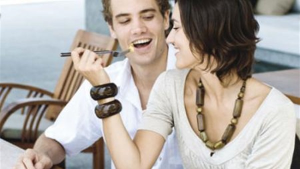 دراسة: الرجال يتناولون طعامهم أسرع من النساء