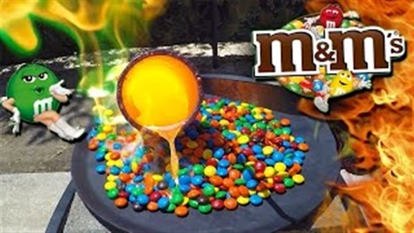 بالفيديو.. فنان يحول شيكولاته «M&M» إلى قطعة معدن