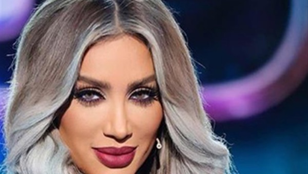 بالفيديو.. مايا دياب تروج لـ«سبع ترواح» فى «تاكسى» بمطار القاهرة