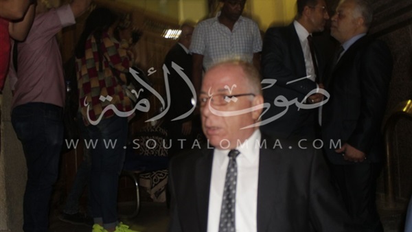 بالصور.. النمنم والعلايلى يؤديان العزاء فى«خان وكامل» 